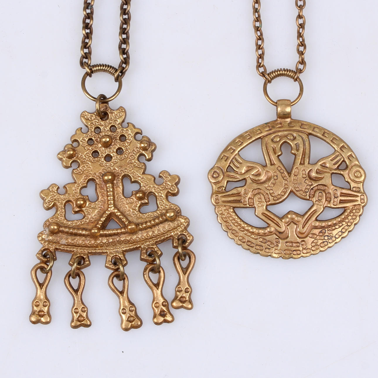 HÄNGSMYCKEN, 2 st. Brons, Kalevala Koru, Finland.