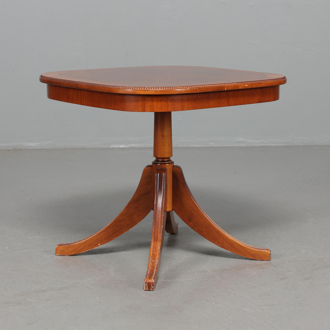 PILLAR TABLE, mahogany, 20th century.