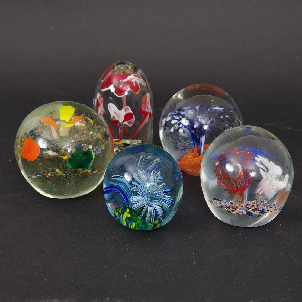 BREVPRESSAR, 5 stycken, konstglas, osignerade.