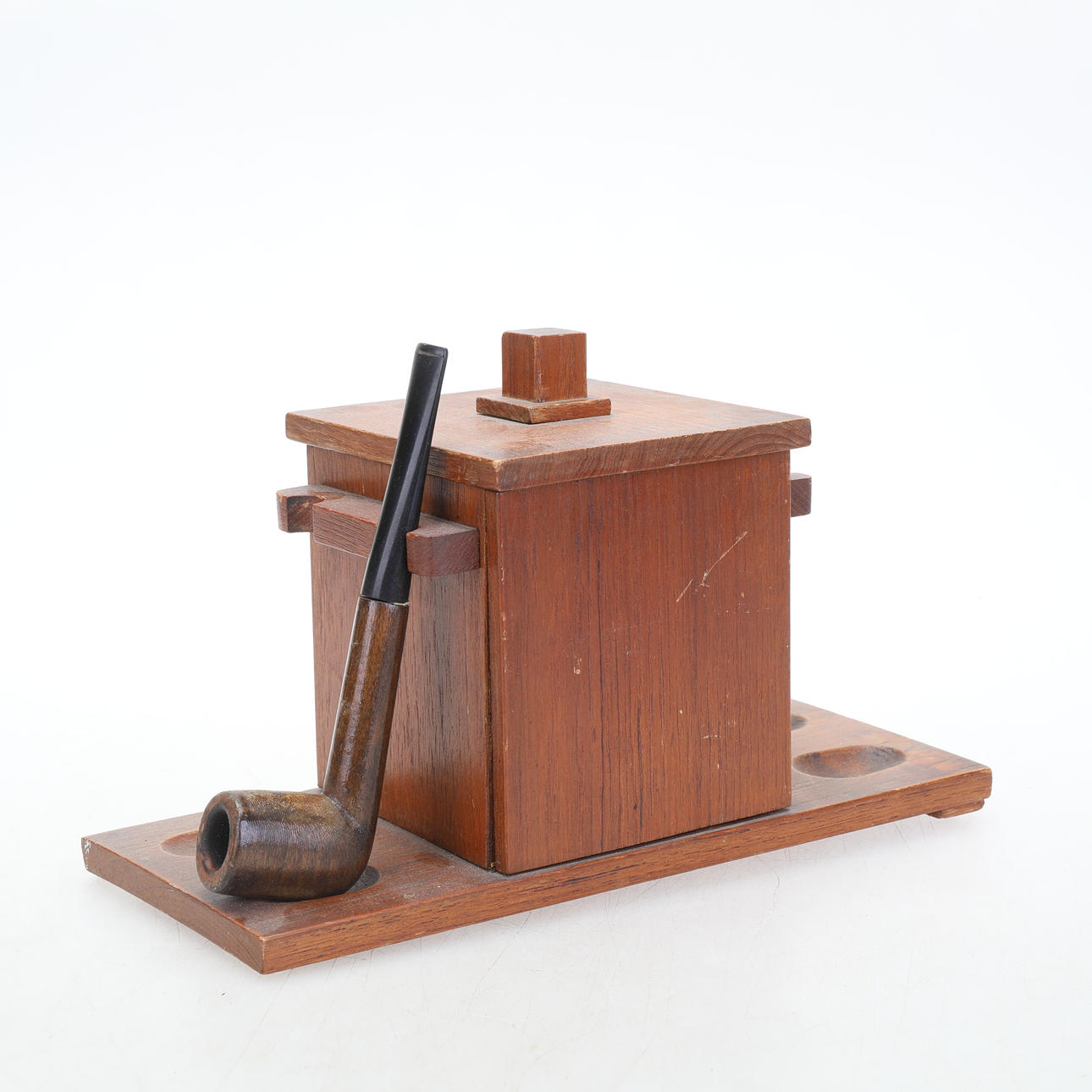 Pfeifenständer / Tabakdose, mit Pfeife.