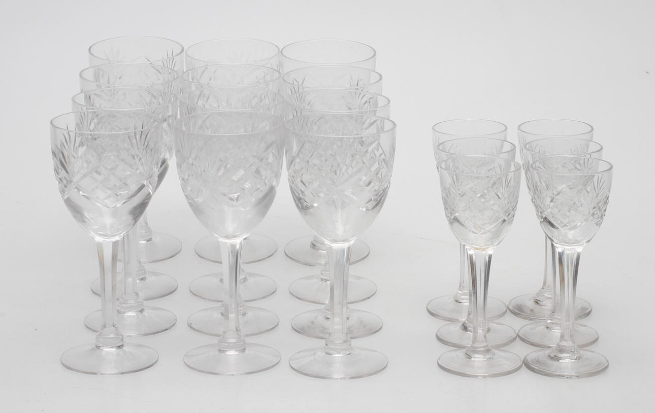 GLASSERVISDELAR, 17+1 delar, "Helga", 1900-tal.