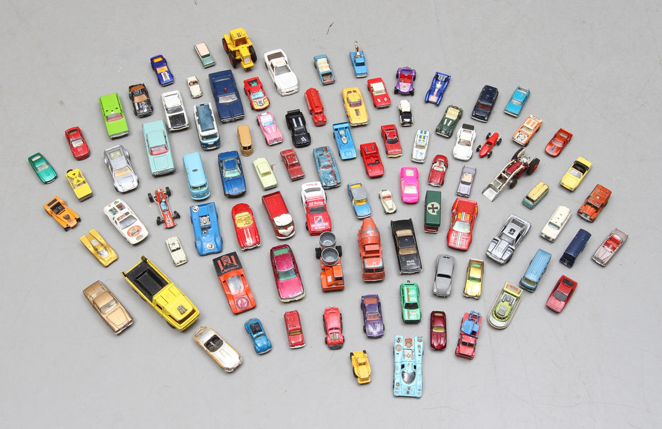 MODELLBILAR cirka 85 stycken. CORGI, LESNEY, med flera.