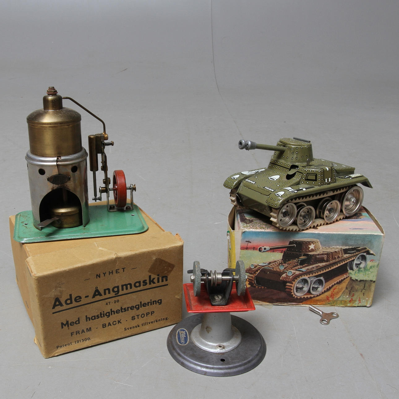 ÅNGMASKIN ADE i originalkartong, Wilesco tillbehör och GAMA stridsvagn 703 i originalkartong.