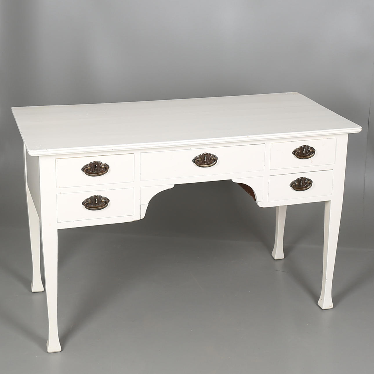 SKRIVBORD i vitlackerat trä, jugend, 1900-talets första hälft.