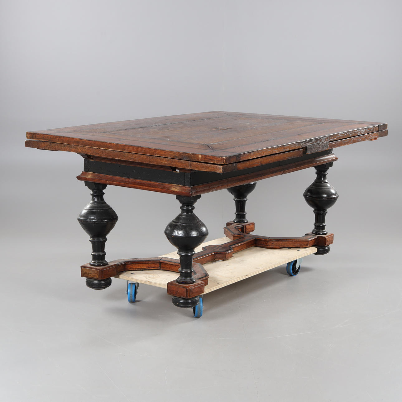 DINING TABLE, baroque style, 19th century, oak.