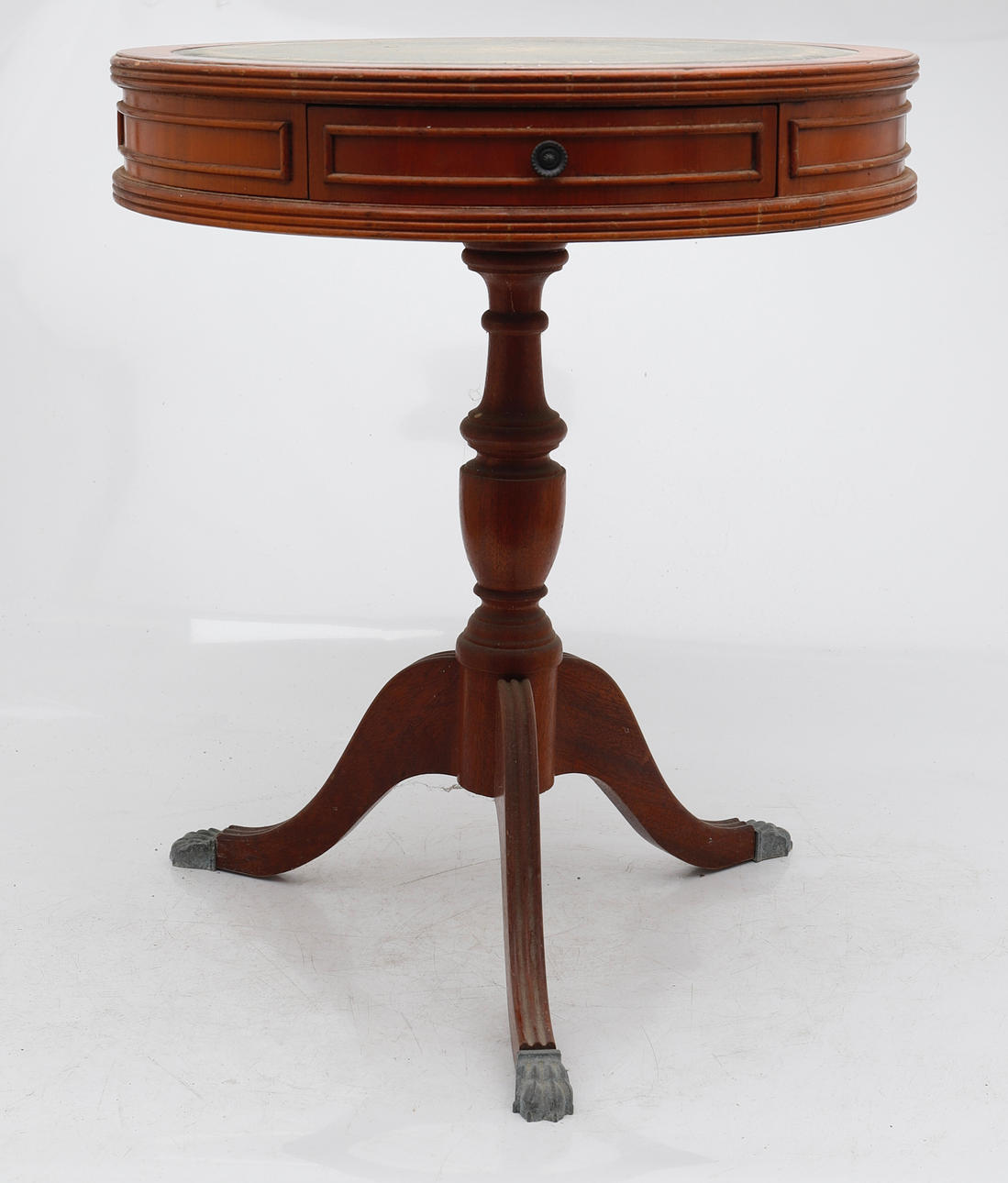 Velador en madera entintada.