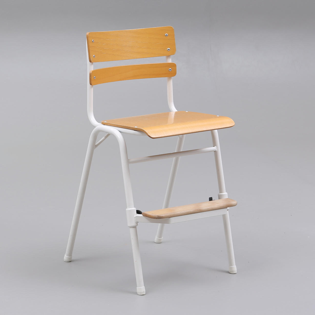 SKOLSTOL, trä/metall, 1900-tal.