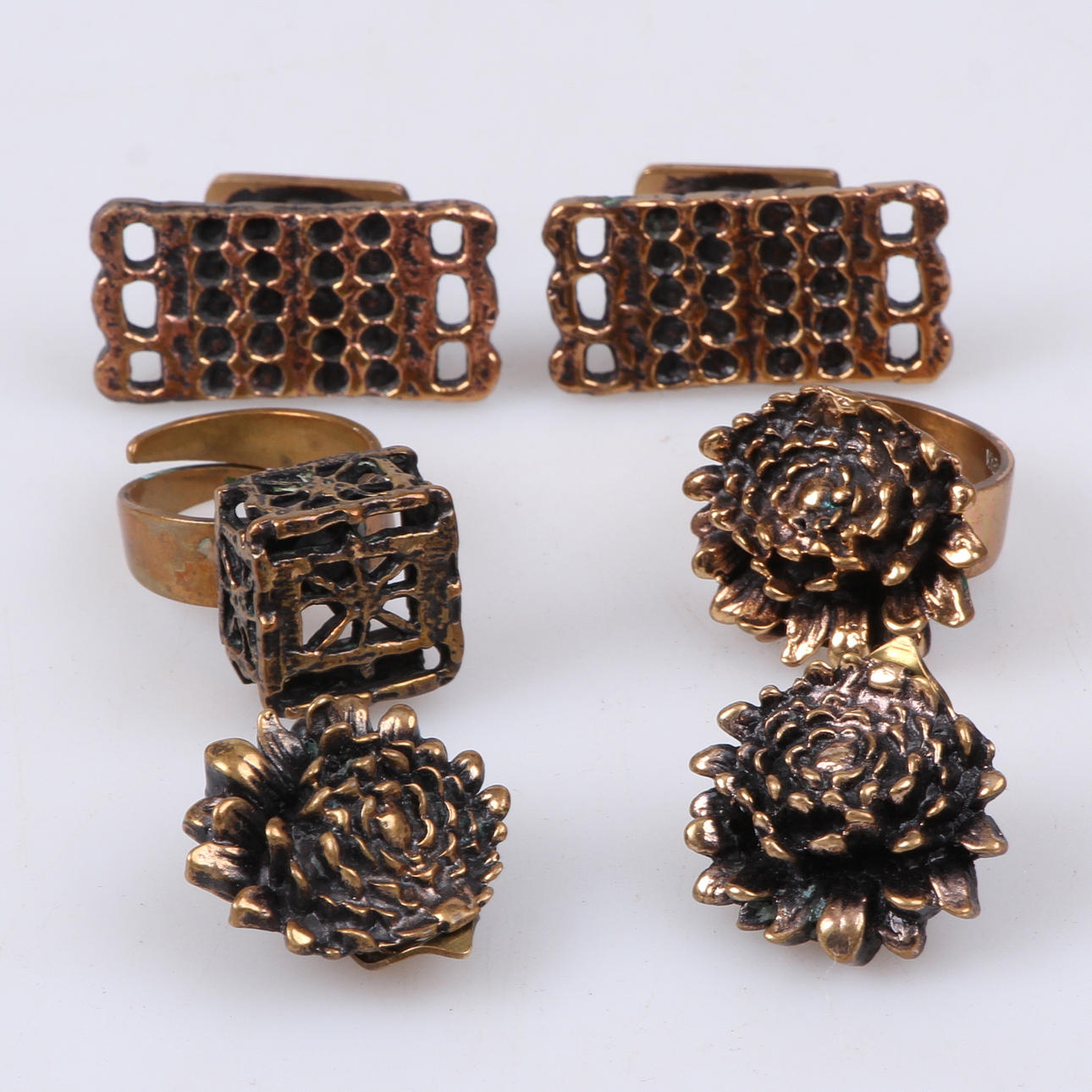 MANSCHETTKNAPPAR, ringar och örhängen, brons, Pentti Sarpaneva, Finland.