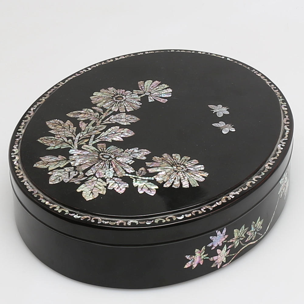 LOCKASK i svart lackerat trä med pärlemoinläggningar, Japan, modern tillverkning.