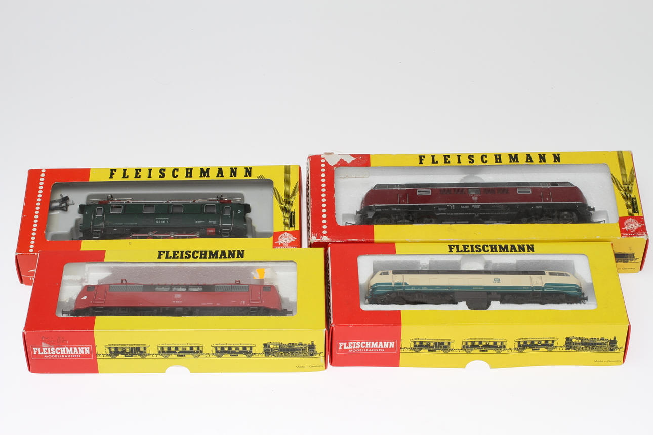 MODELLTÅG FLEISCHMANN Diesellok 4235 och 4933 samt elektrolok 4347 och 4369 i originalkartonger.