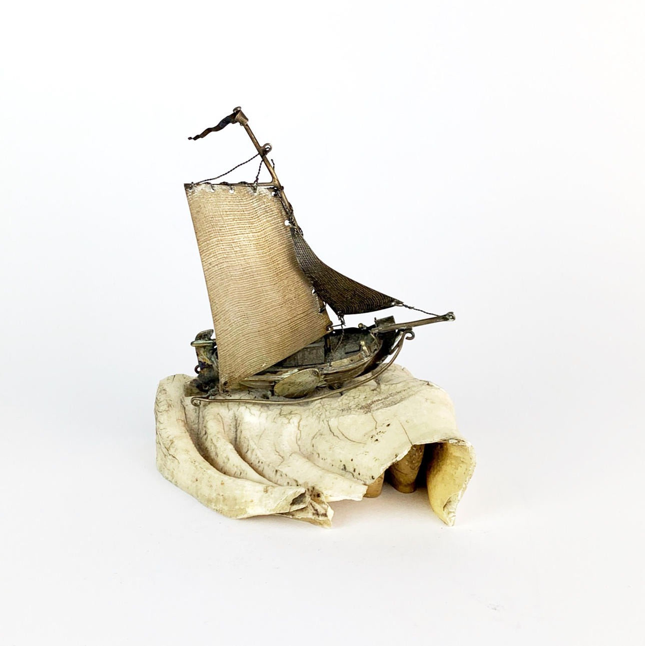 USÆDvanlig KÆBE MONTERET PÅ EN KÆBEBEN.