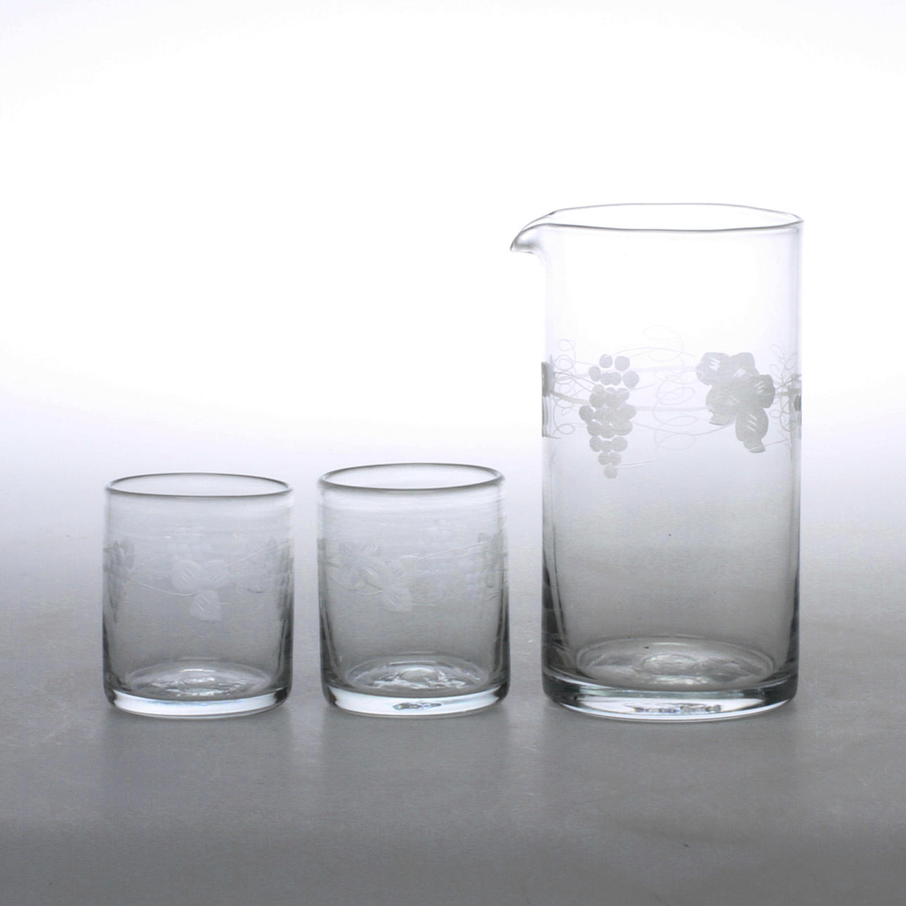 TILLBRINGARE samt GLAS, 10, glas, dekor av vinrankor, 1900-tal.