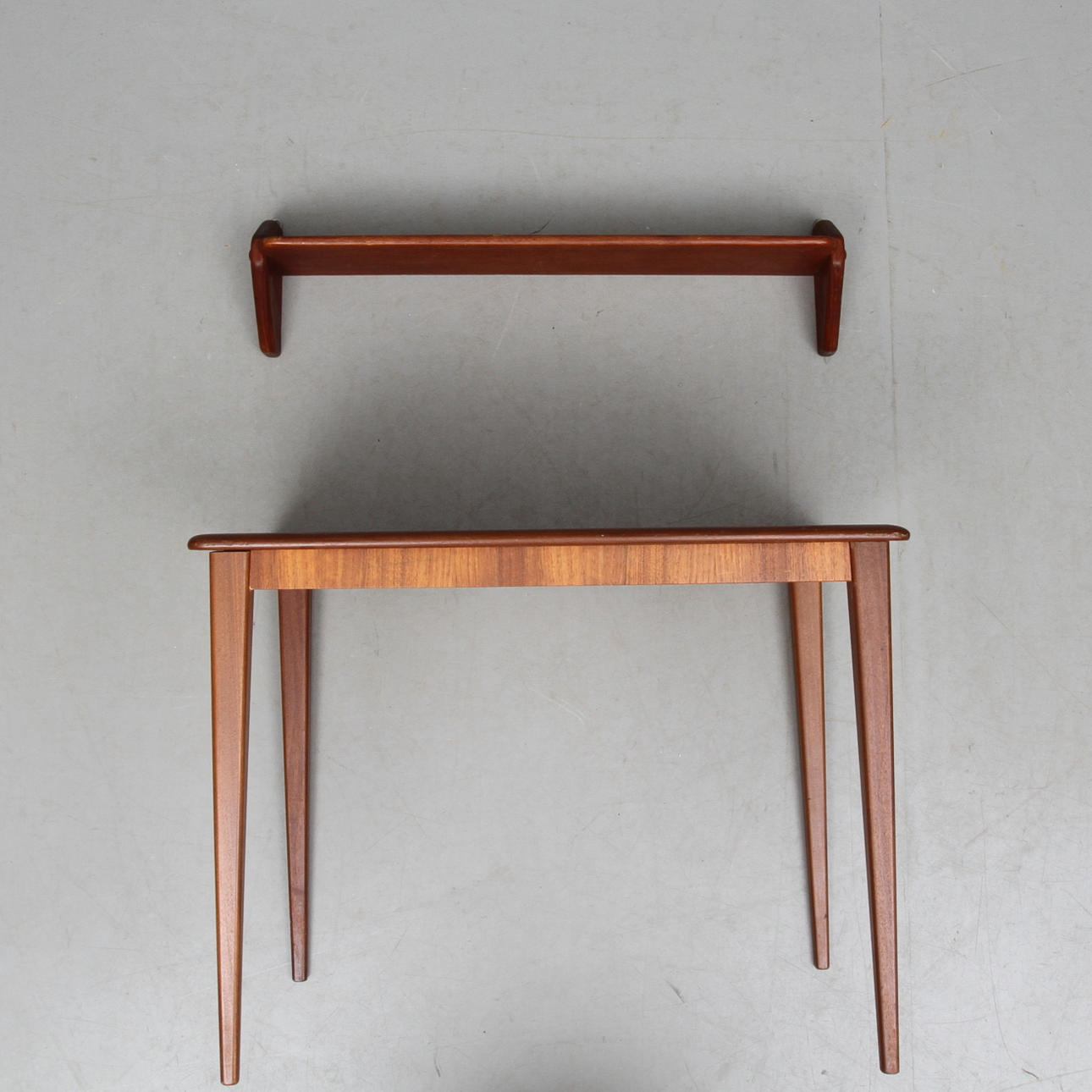 BORD samt VÄGGHYLLA, omkring 1900-talets mitt.