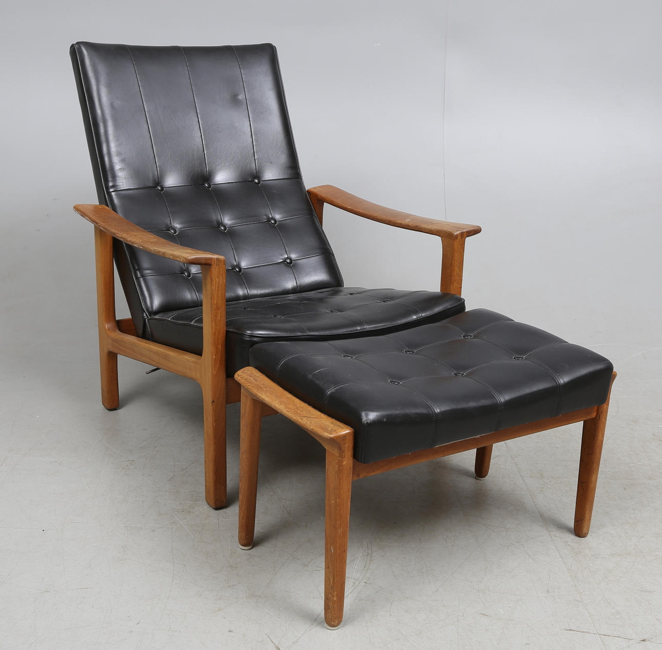 FÅTÖLJ MED FOTPALL, Bröderna Andersson, 1900-talets andra hälft.