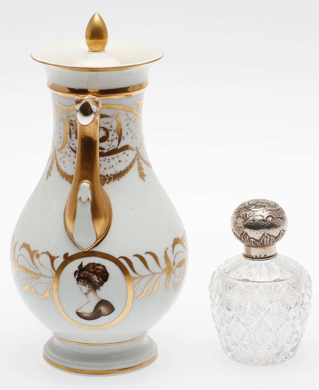 KAFFEKANNA, porslin, empire, 1800-tal, samt PARFYMFLASKA, silver och glas, CG Hallberg, Stockholm 1898.