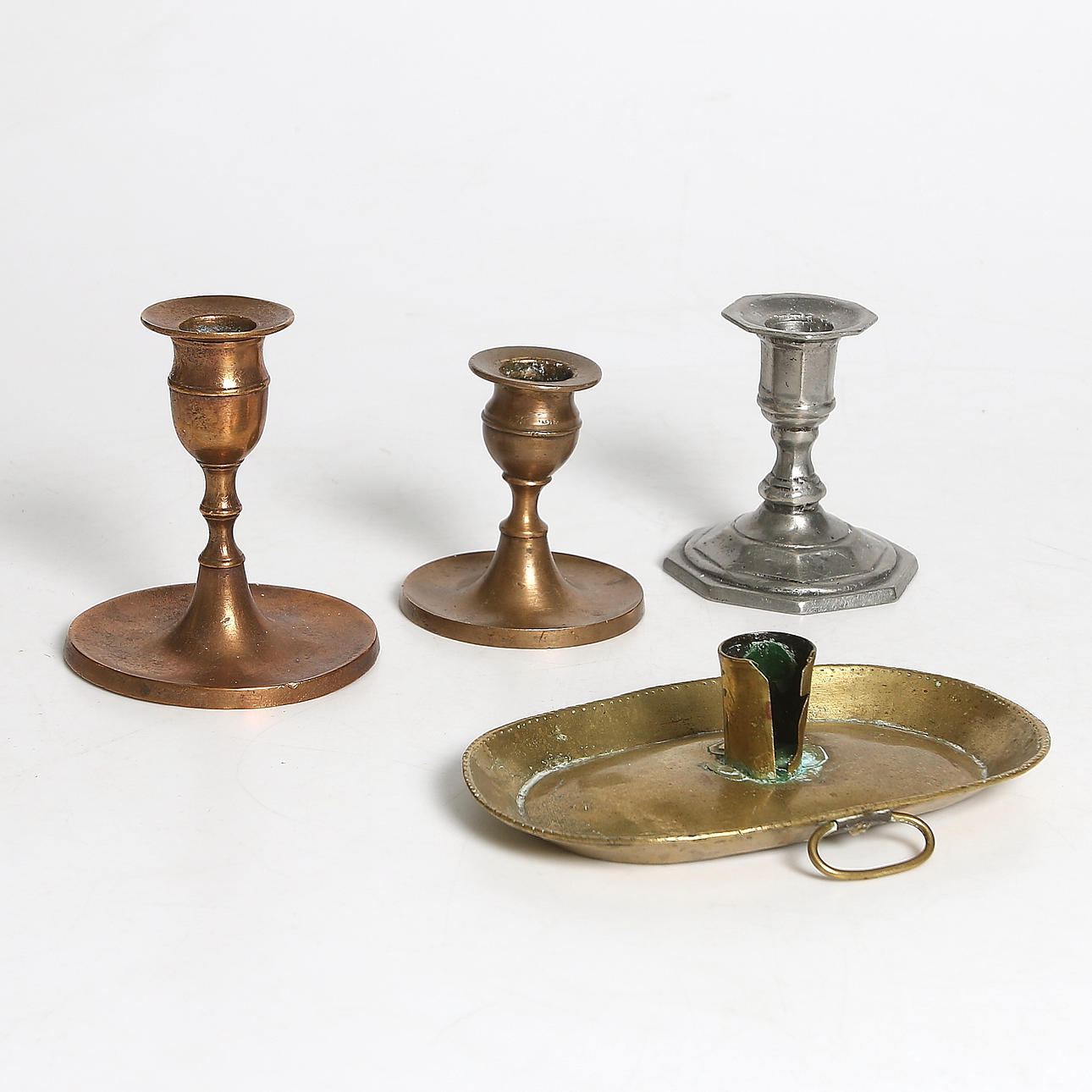 LJUSSTAKAR, 4 st, mässing och tenn. 17/1800-tal.