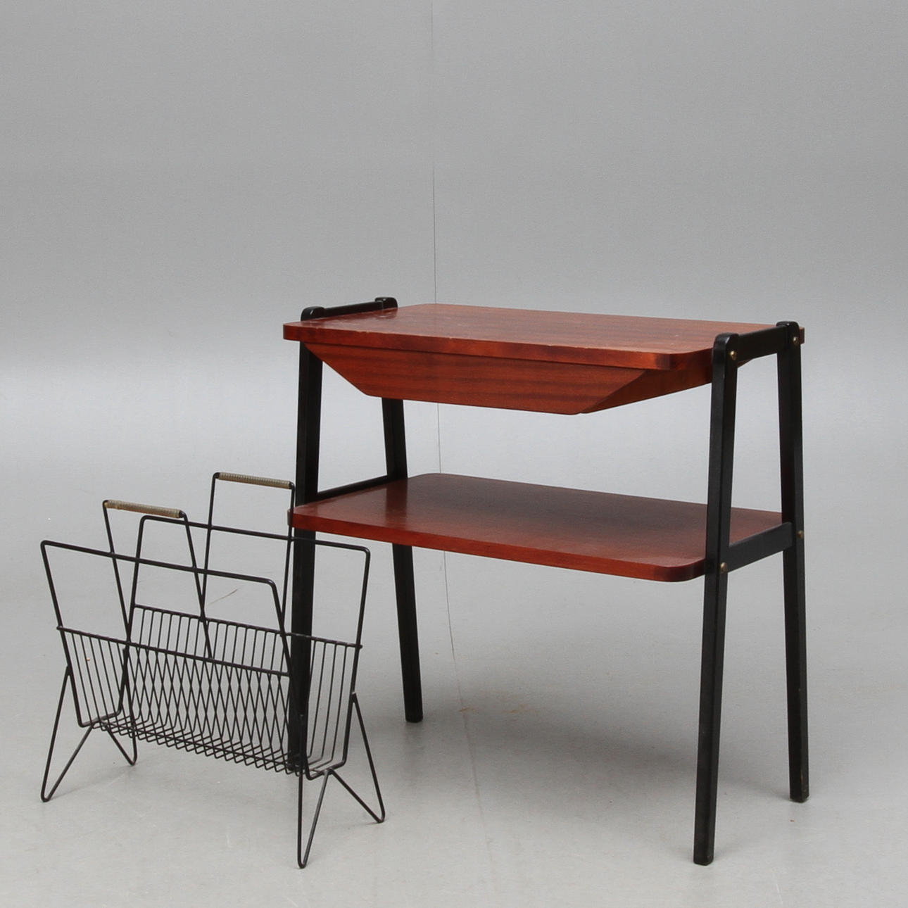 BORD, med låda i sargen, TIDINGSKORG, 1950/60-tal.