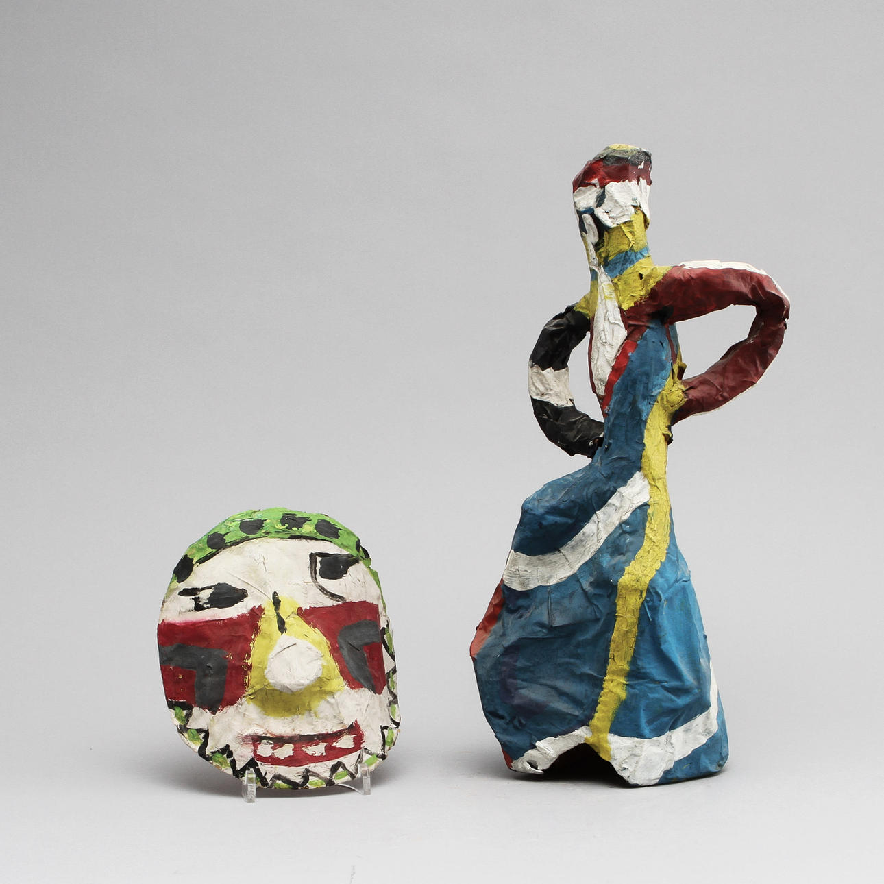 LASSE PERSSON. TILLSKRIVEN. Skulpturer, 2 st, bemålat tidningspapper.