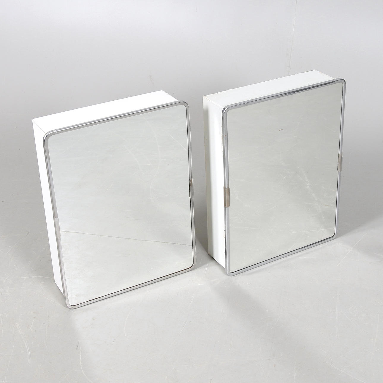 BADRUMSSKÅP, 2 st. 1900-talets mitt.