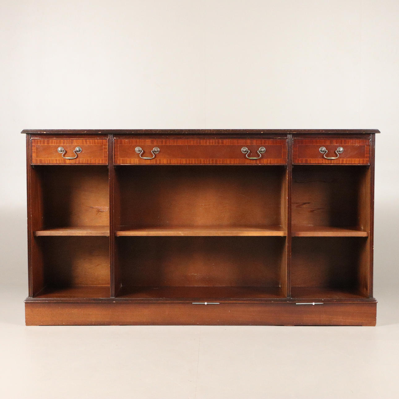 BOOKSHELF, English style.