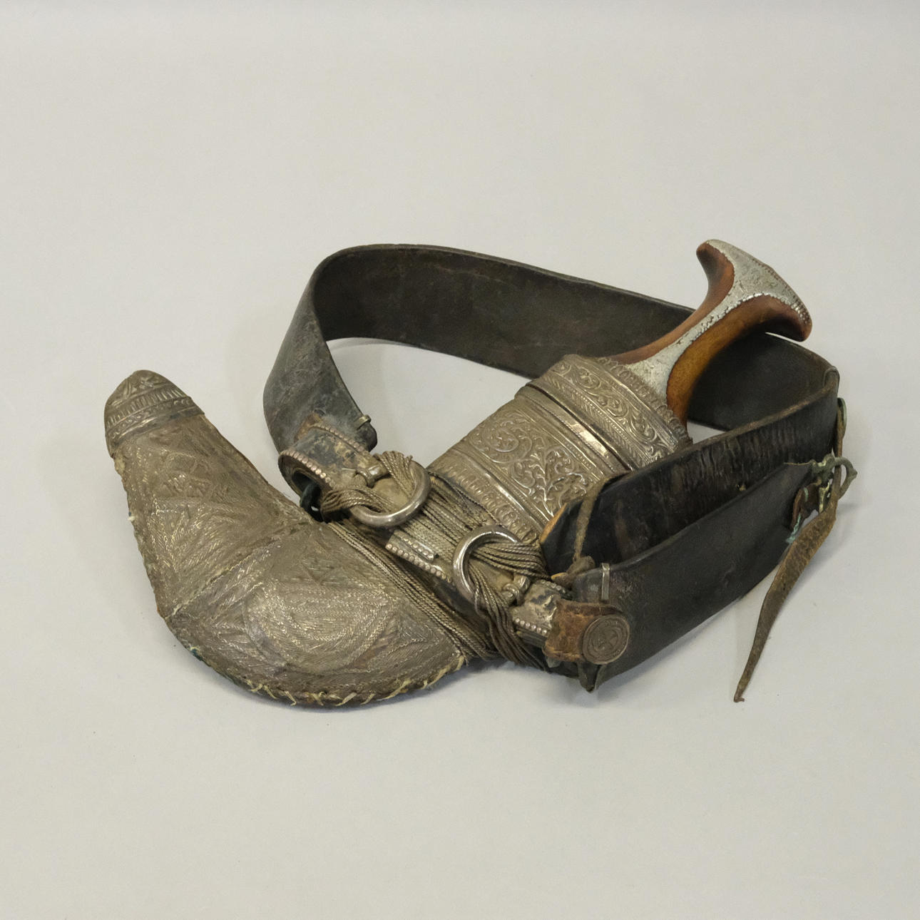 DAGGER. JAMBIYA, 20TH CENTURY.