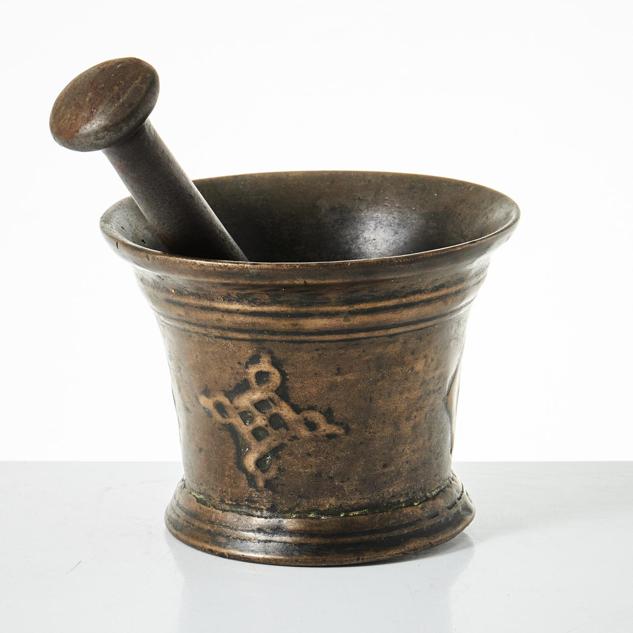 MORTEL, brons, 1700-tal eller äldre, dekor i relief, pistill (senare ...