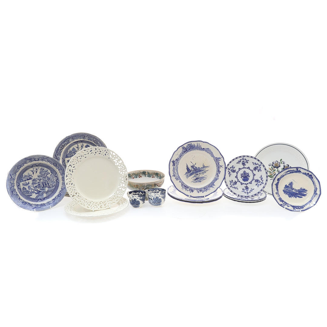 SIX VICTORIAN TRANSFER PRINTED BLUE AND WHITE OLD WILLOW PATTERN PLATES.