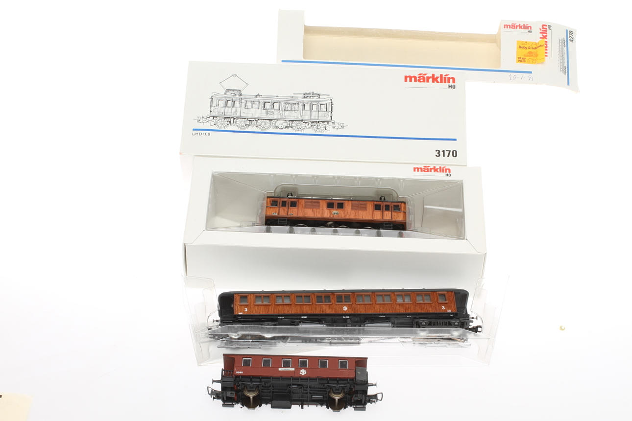 MÄRKLIN 3170 SJ:s D-lok 109 i originalkartong och 4270 personvagn i originalkartong.