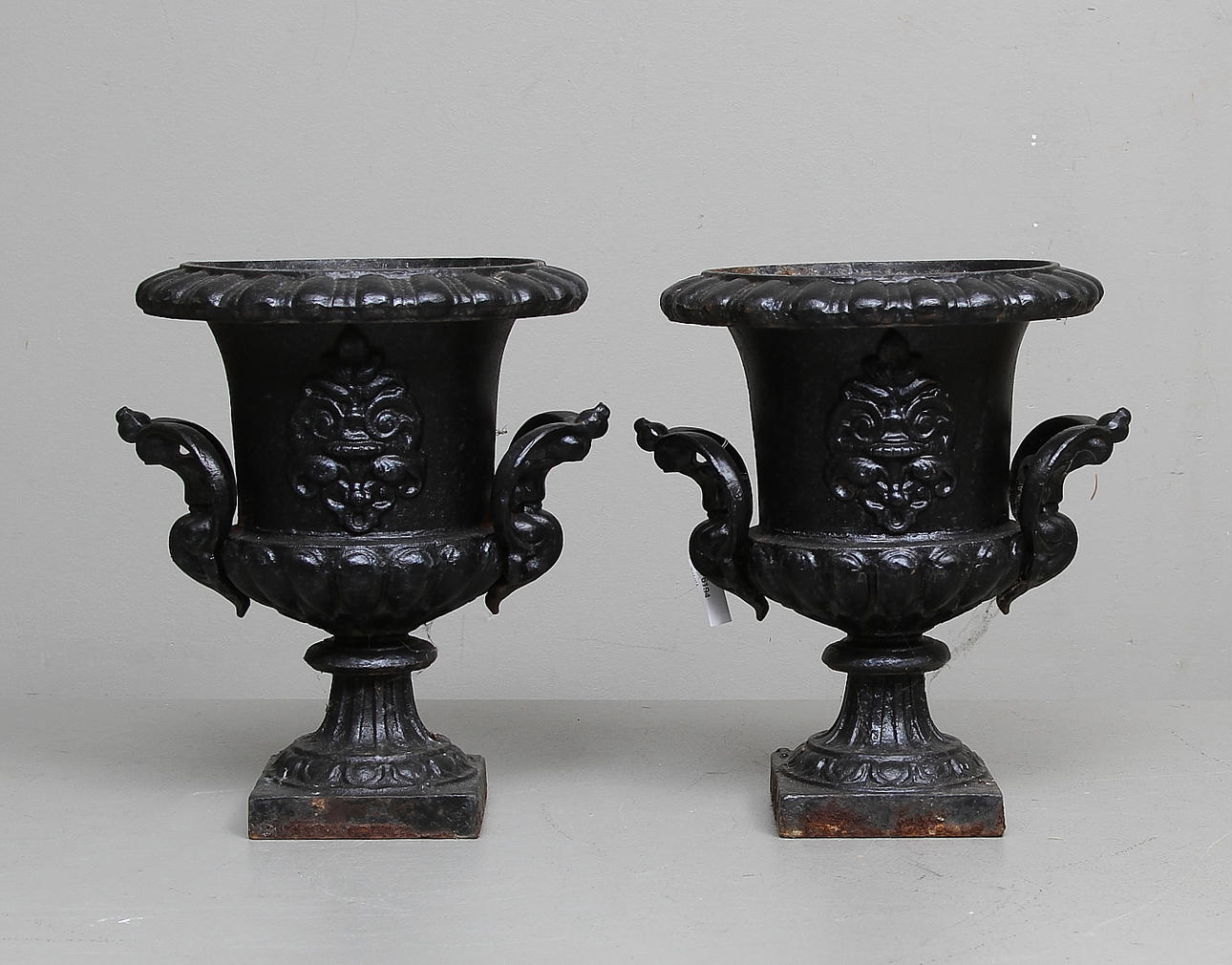 TRÄDGÅRDSURNOR, ett par, gjutjärn, Skoglund & Olson, Gefle.