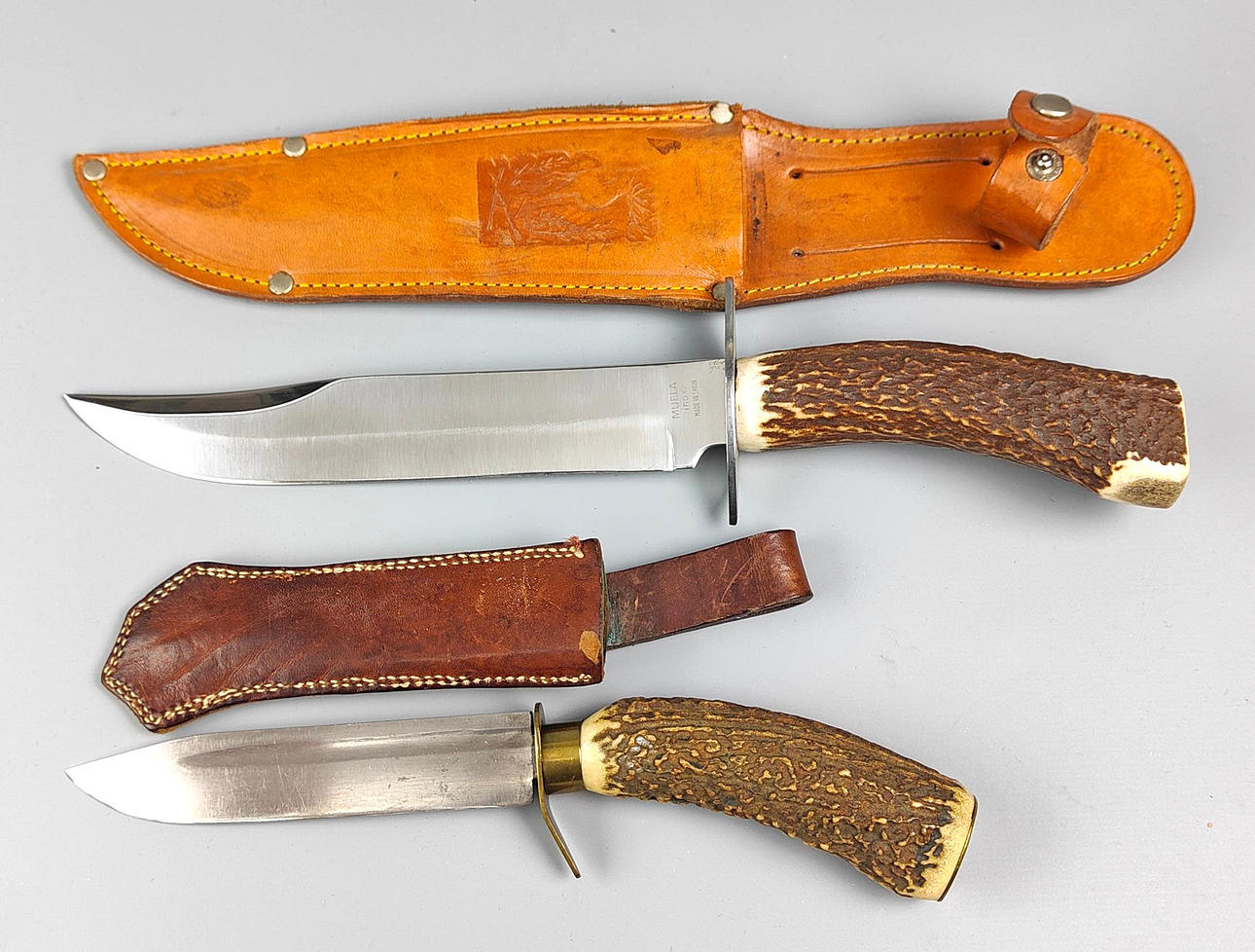 2 JAGDMESSER, mit Horngriff.