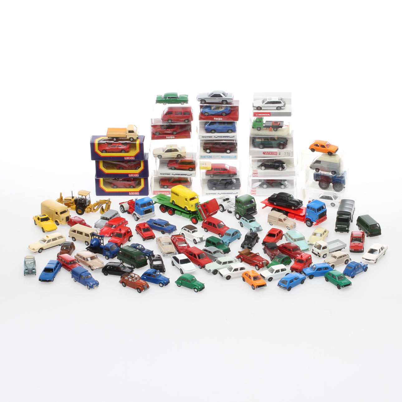 MODELLBILAR olika fabrikat. delvis originalkartong. Cirka 80 stycken.