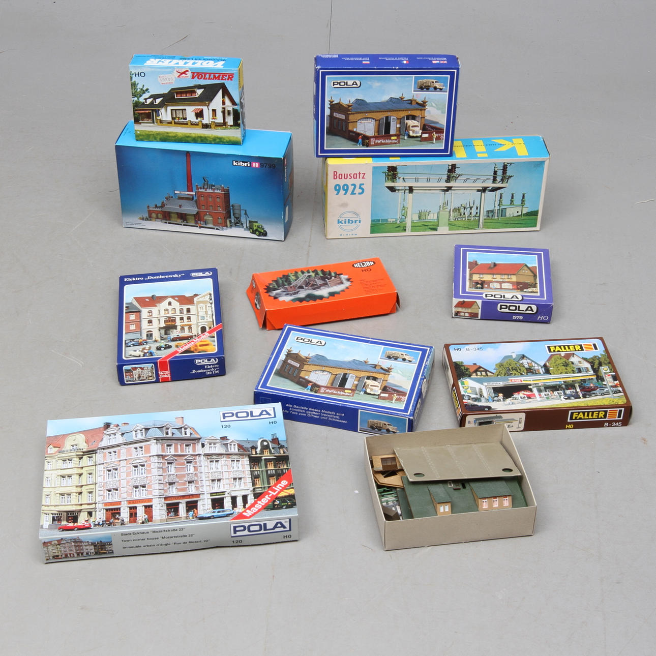 MODELLTÅG BYGGNADER KIBRI, POLA, FALLER, VOLLMERHELJAN, 10 stycken byggsatser i originalkartong.