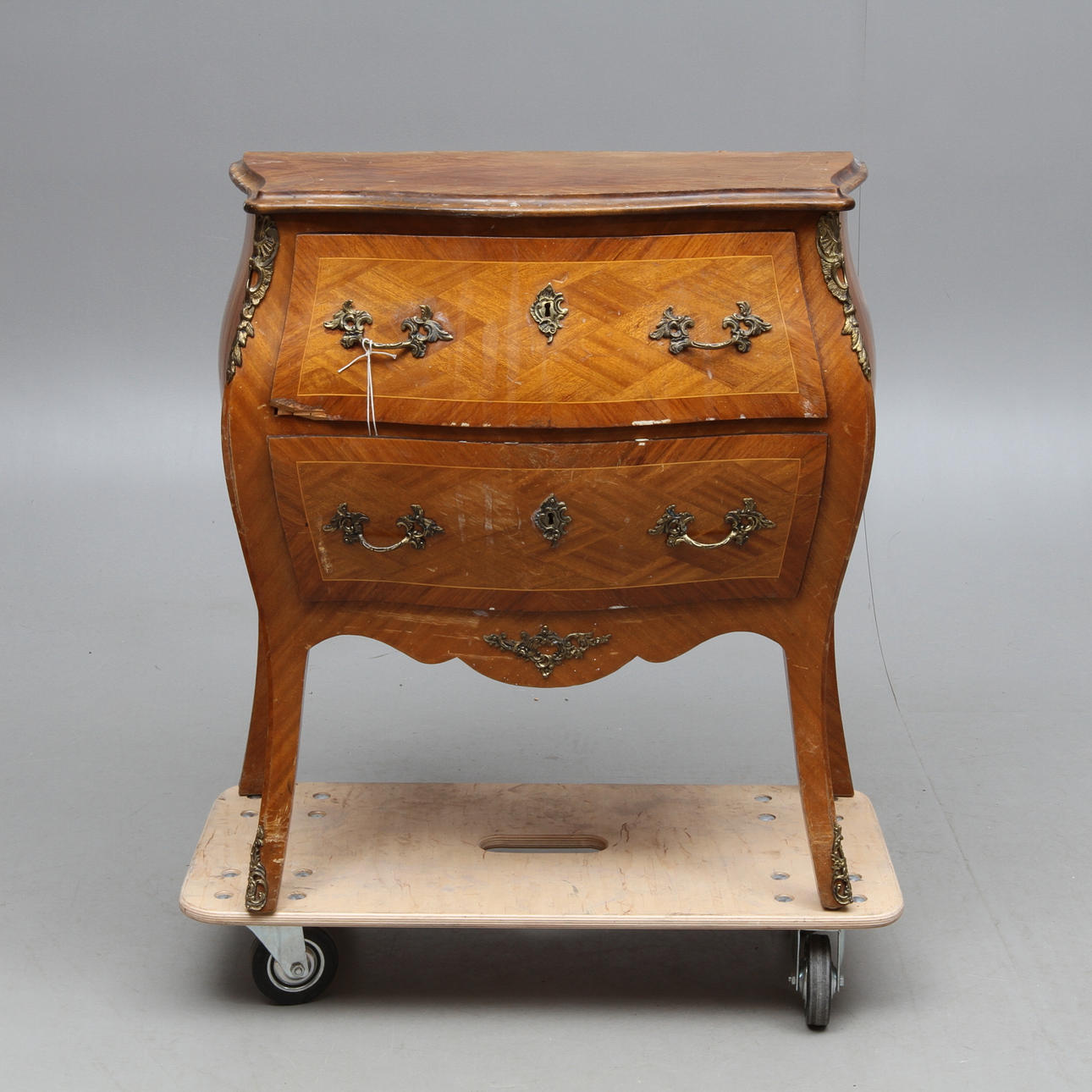 BYRÅ, rokokostil, 1900-talets första hälft.