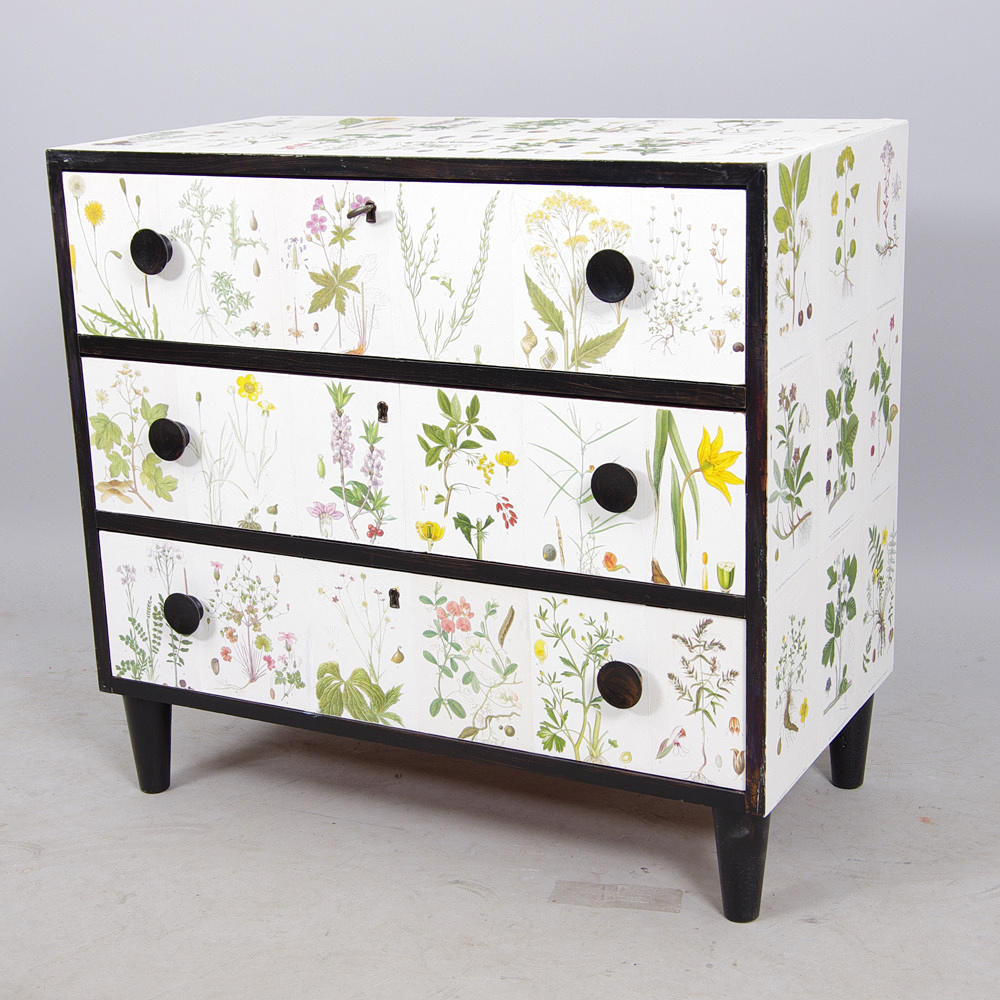 BYRÅ, svartmålade detaljer, klätt med "Nordens Flora" C. A. M. Lidman.