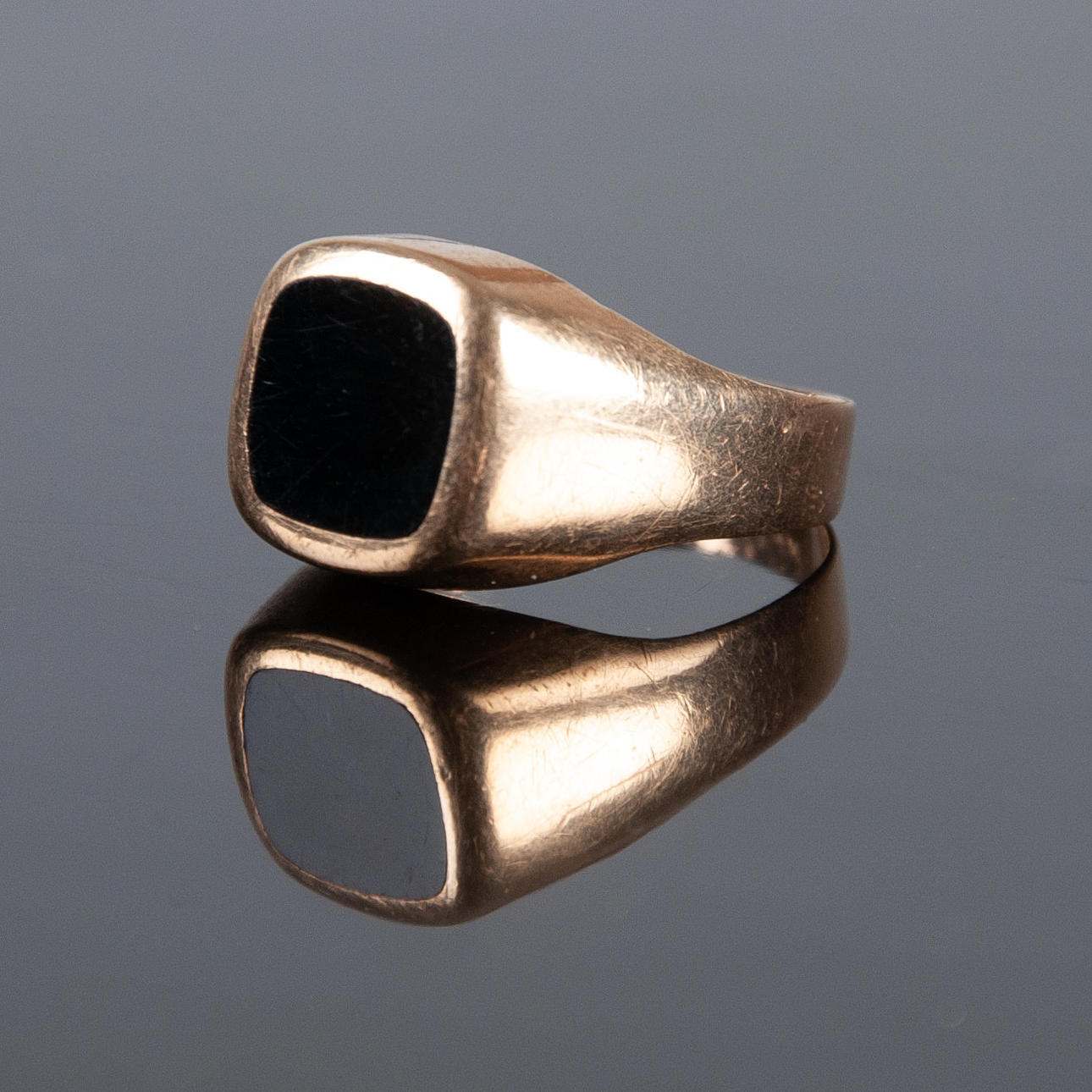 Signet ring 18K. Gold and onyx.