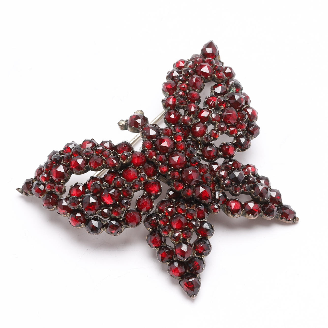 BROCHE/VÆNDE, granater, foran en sommerfugl.