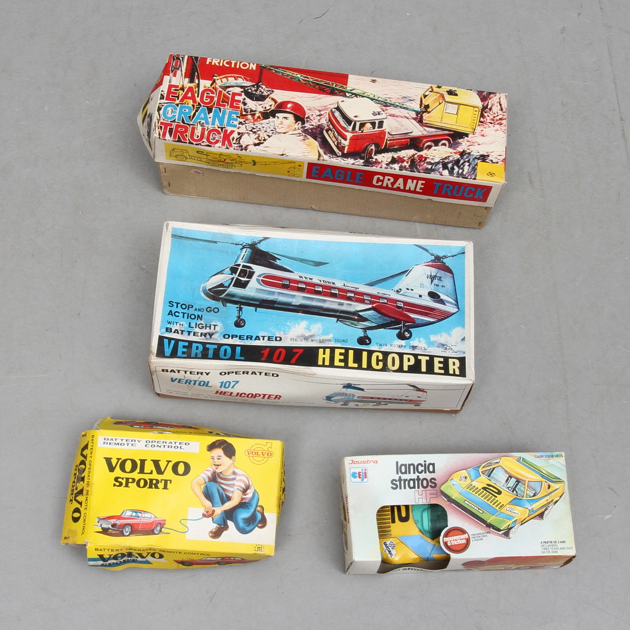 PLÅTLEKSAKER 4 stycken i originalkartong. ALPS helikopter, VOLVO SPORT, SAN mobil kran och bil. Originalkartonger.