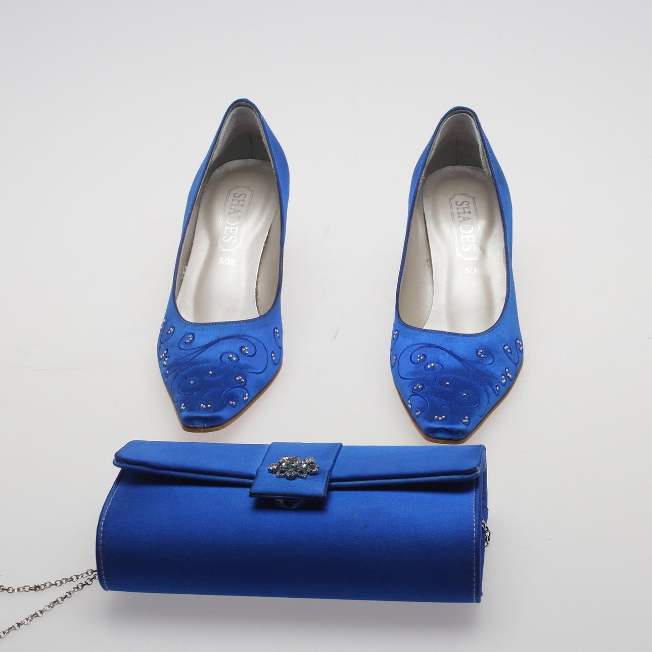 SKOR, ett par, samt AXELVÄSKA, 1900-tal.