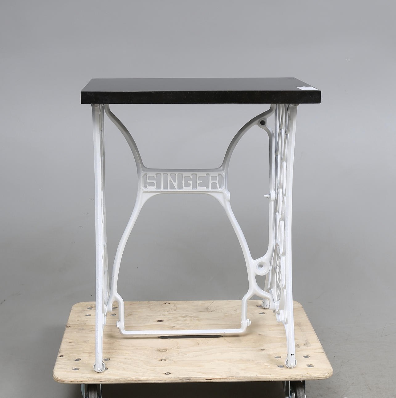 BORD, gjutjärn och stenskiva, 1900-tal.