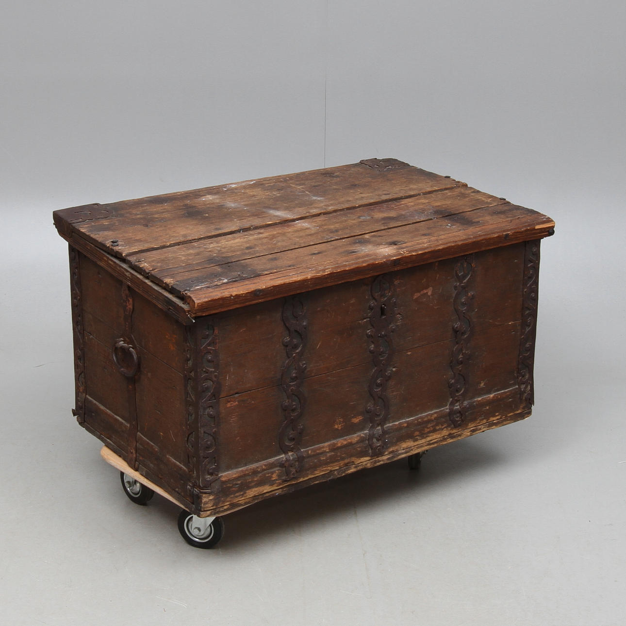 KISTA, invändigt daterad 1772.