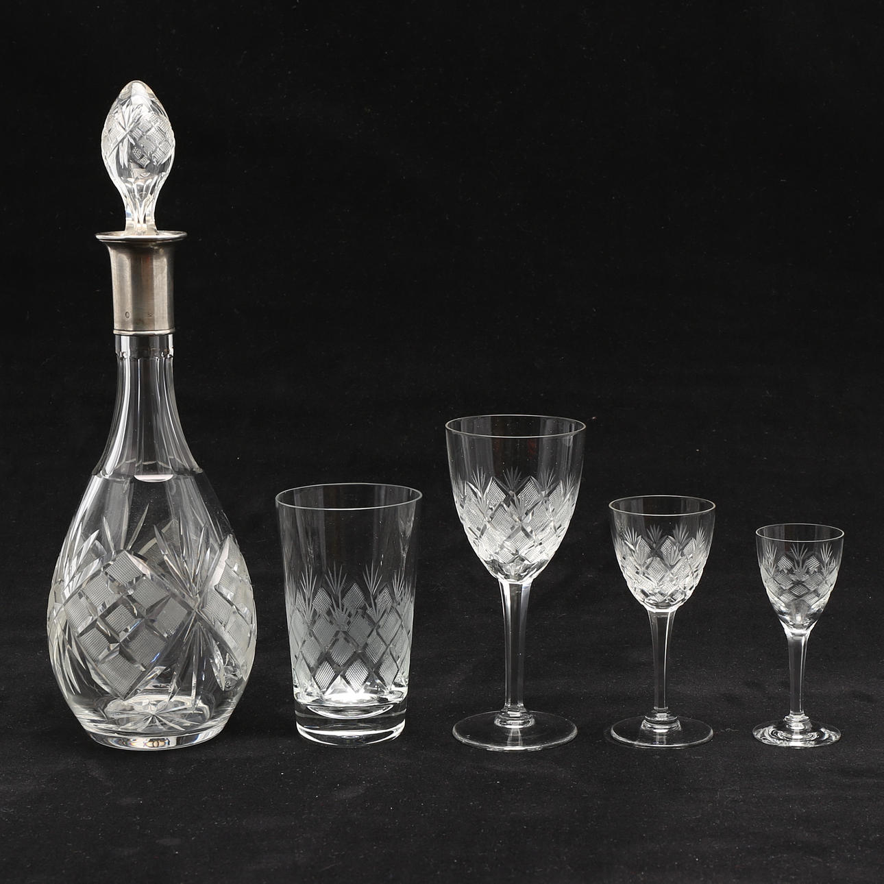 GLASSERVIS (63), med slipad dekor, karaff med hals av silver.