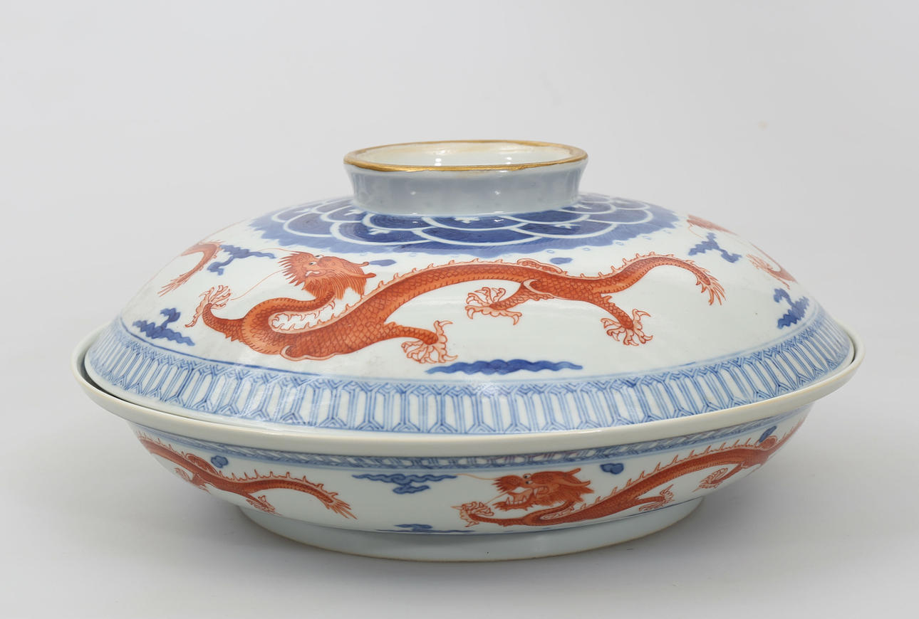 SKÅL MED LOCK, porslin, "Red Dragon", Qianlongs märke, Kina, 1800-1900-tal.