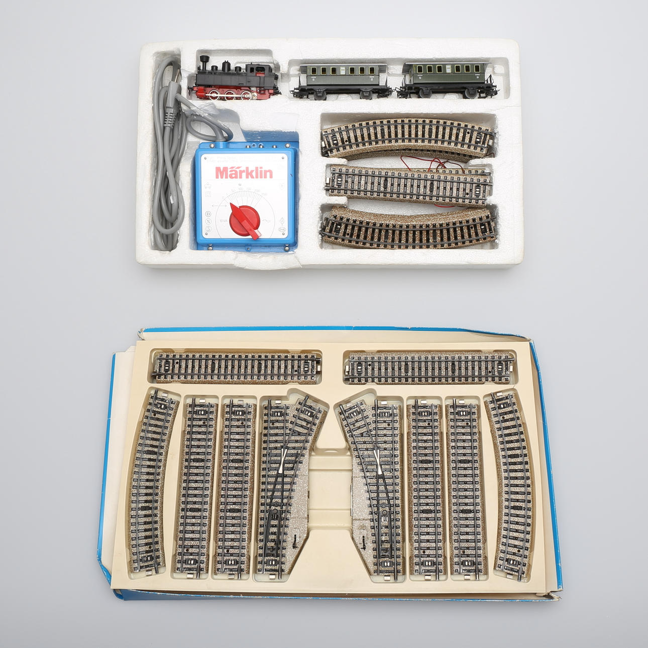 TÅGBANA, Märklin, med lok, 2 st vagnar och transformator.