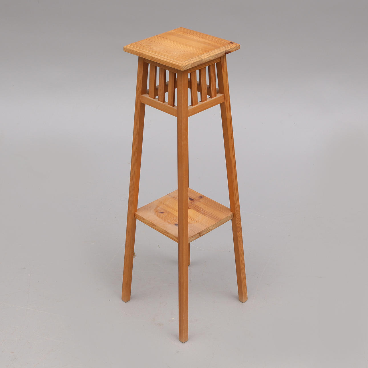 PEDESTAL, træ, 20. århundrede.