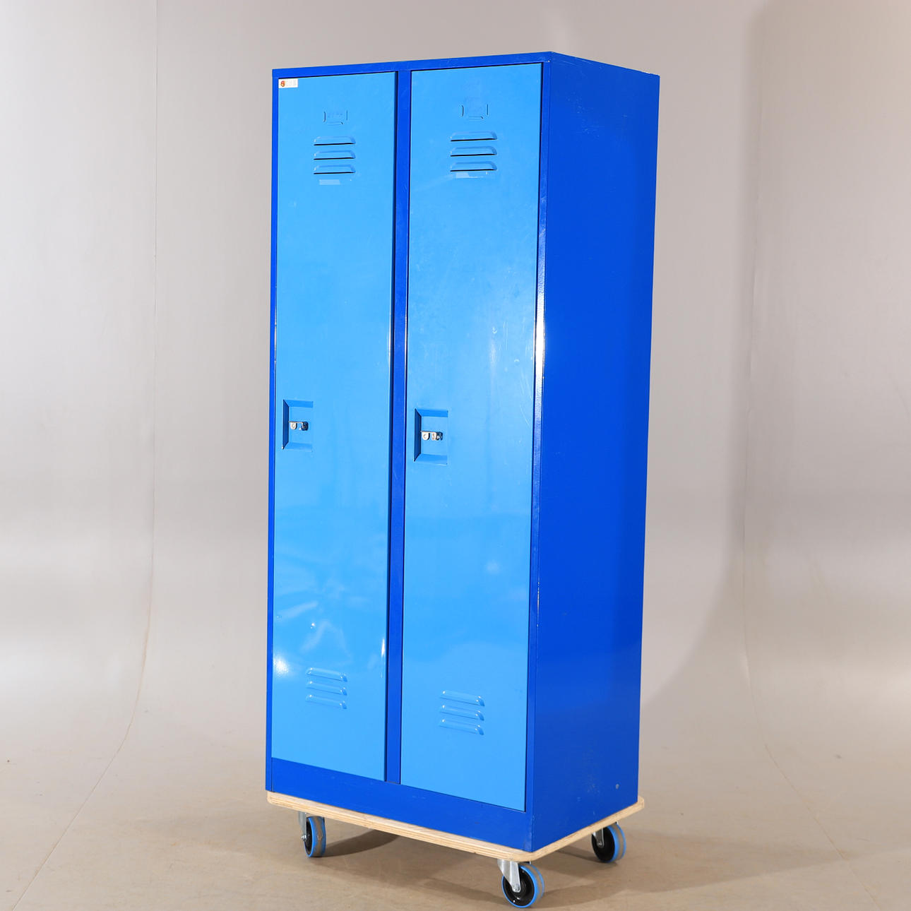 KLÄDSKÅP, blållackerad metall, AJ-möbler.