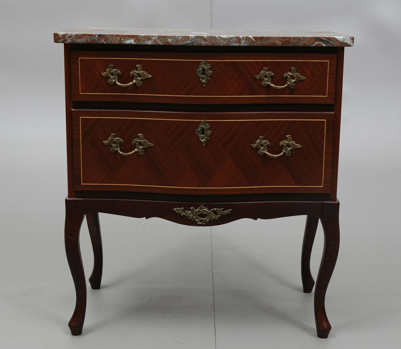 BYRÅ MED STENSKIVA, olika träslag, 2 lådor, 1900-talets andra hälft.