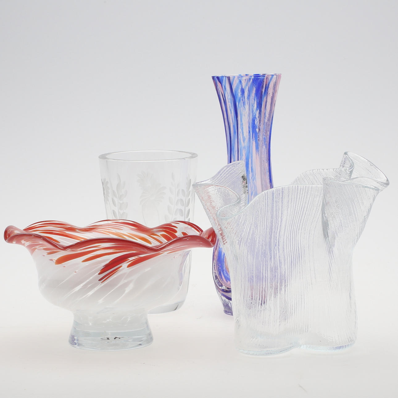 SKÅLAR, 2 st, samt VASER, 2 st, konstglas, 1900-talets andra hälft.