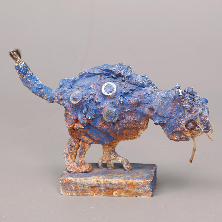 WANJA "NONES" HÅKANSSON. Skulptur, gips, "Katt med kissnödigsteg", signerad.