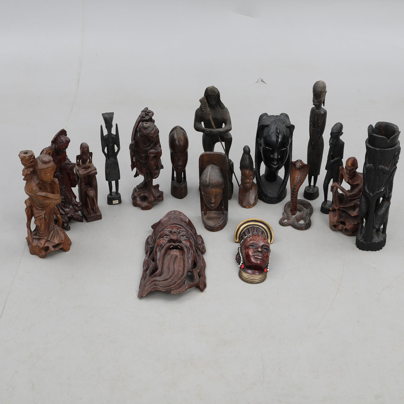 SCULPTURES, 17 pieces, oriental.