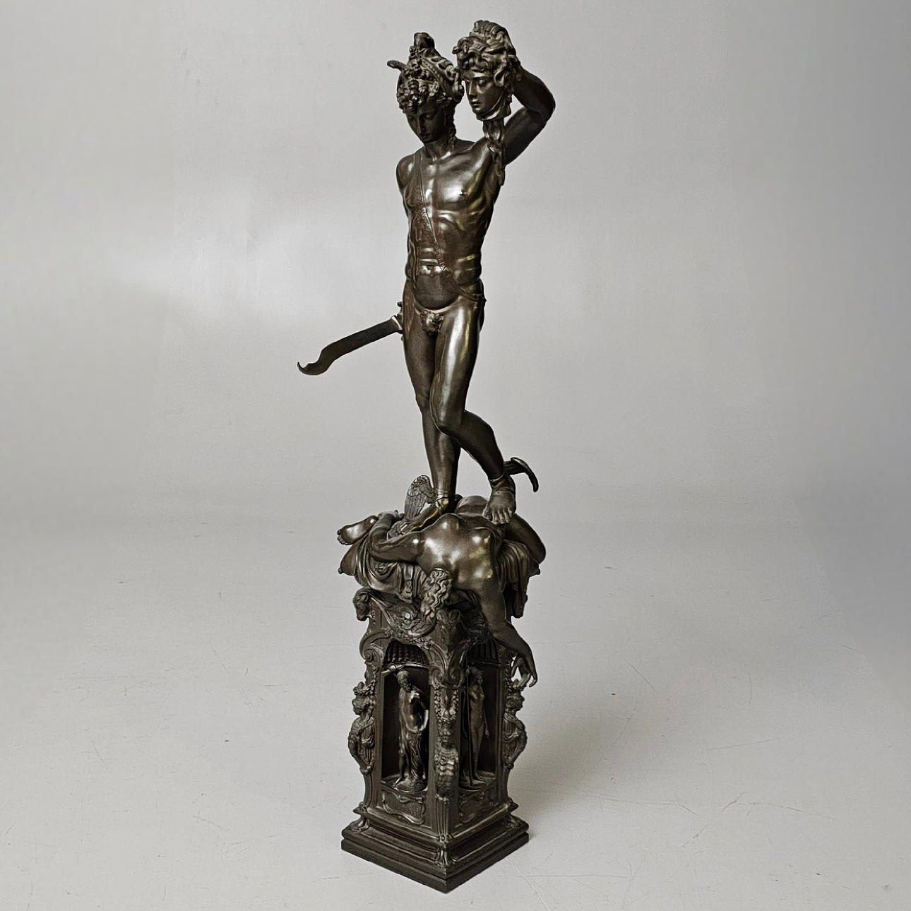 SKULPTUR AF PERSEUS AF CELLINI I BRONZE.